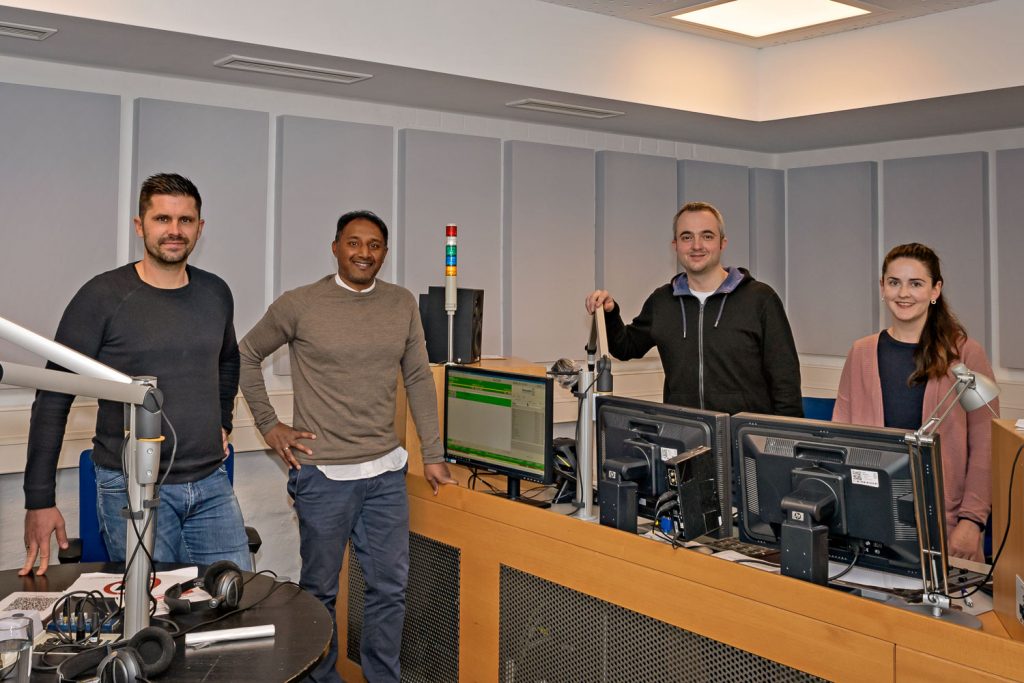 Dennis Kruppke und Kosta Rodrigues von Eintracht Braunschweig mit den Moderatoren Markus Hörster und Henrike Hoy im Studio von Radio Okerwelle in Braunschweig