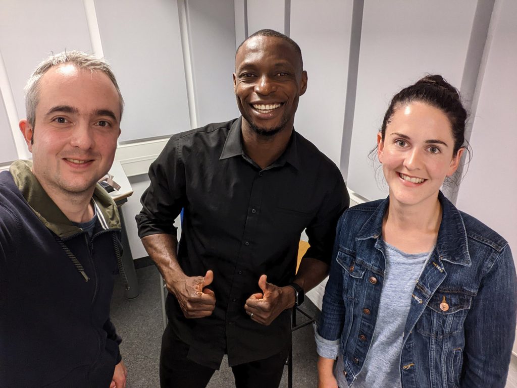 Markus Hörster, Anthony Ujah von Eintracht Braunschweig und Henrike Hoy im Studio von Radio Okerwelle in Braunschweig bei Eintracht InTeam 297