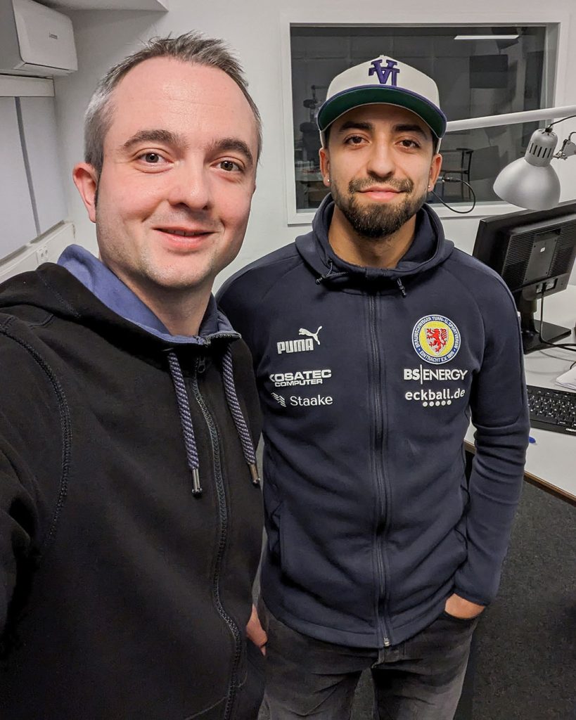 Markus Hörster und Immanuel Pherai von Eintracht Braunschweig bei Eintracht InTeam 302 im Studio von Radio Okerwelle. Immanuël-Johannes Pherai