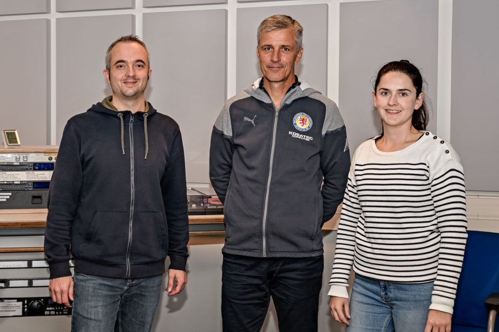 Markus Hörster, Cheftrainer Jens Härtel und Henrike Hoy bei Eintracht InTeam 304 im Studio von Radio Okerwelle am 17. Oktober 2023.
