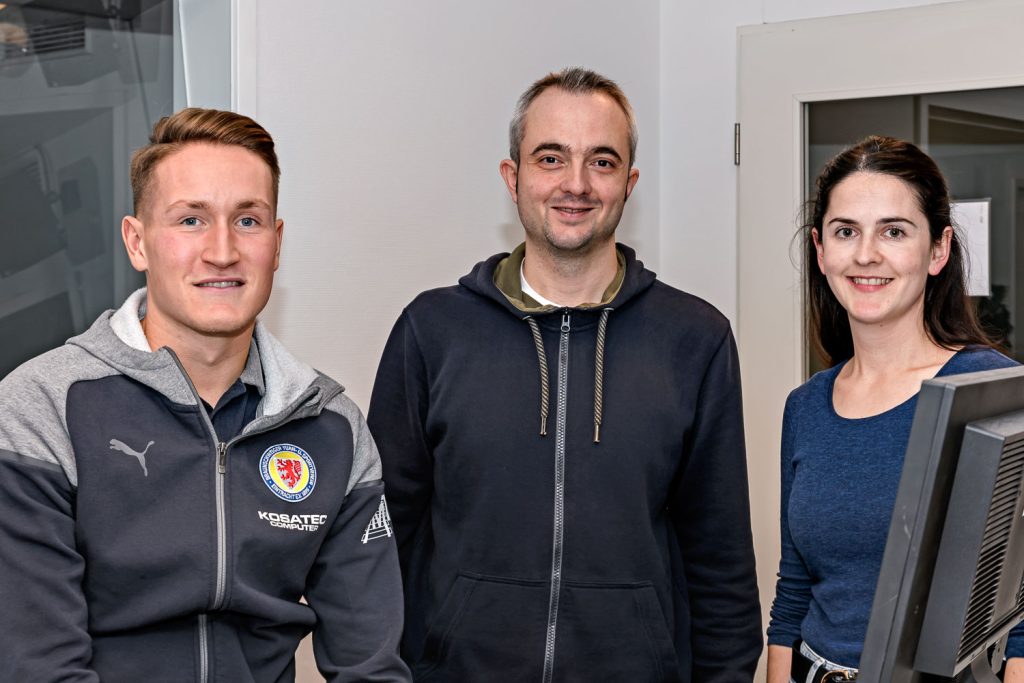 Torhüter Thorben Hoffmann von Eintracht Braunschweig, Markus Hörster und Henrike Hoy bei Eintracht InTeam 305 im Studio von Radio Okerwelle am 14. November 2023.