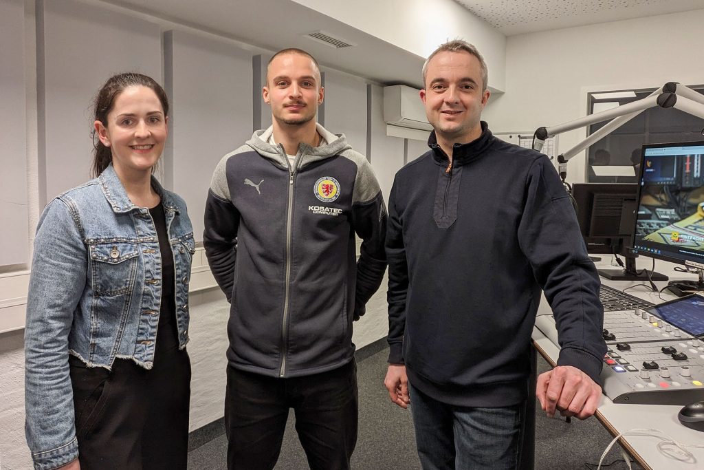 Marvin Rittmüller von Eintracht Braunschweig mit Markus Hörster und Henrike Hoy bei Eintracht InTeam 307 im Studio von Radio Okerwelle am 6. Februar 2024.