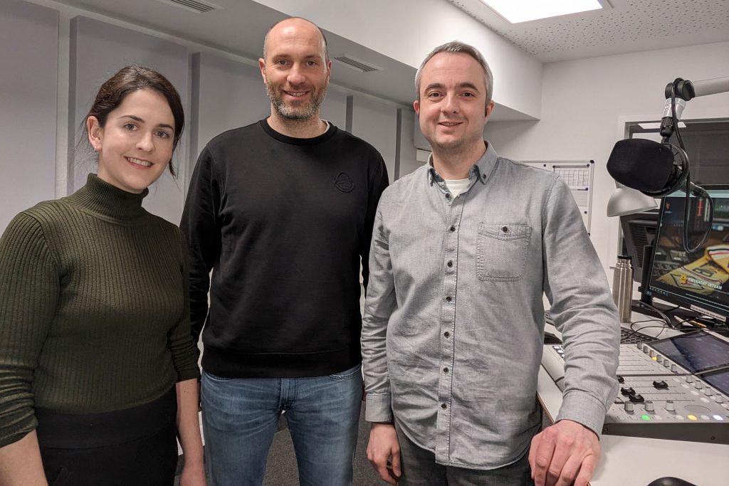 Henrike Hoy, Cheftrainer Daniel Scherning und Markus Hörster bei Eintracht InTeam 308 im Studio von Radio Okerwelle am 5. März 2024.