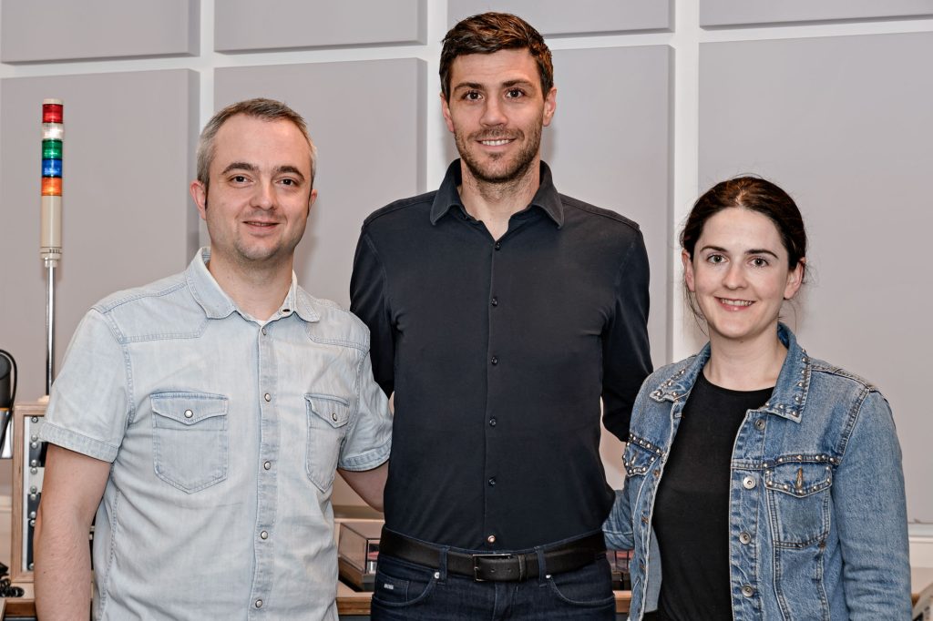 Markus Hörster, Sportdirektor Benjamin Benny Kessel und Henrike Hoy bei Eintracht InTeam 309 im Studio von Radio Okerwelle am 2. April 2024.