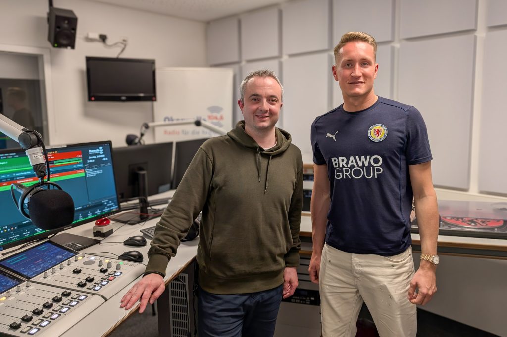 Markus Hörster mit Thorben Hoffmann von Eintracht Braunschweig bei Eintracht InTeam 313 im Studio von Radio Okerwelle am 29. April 2025.