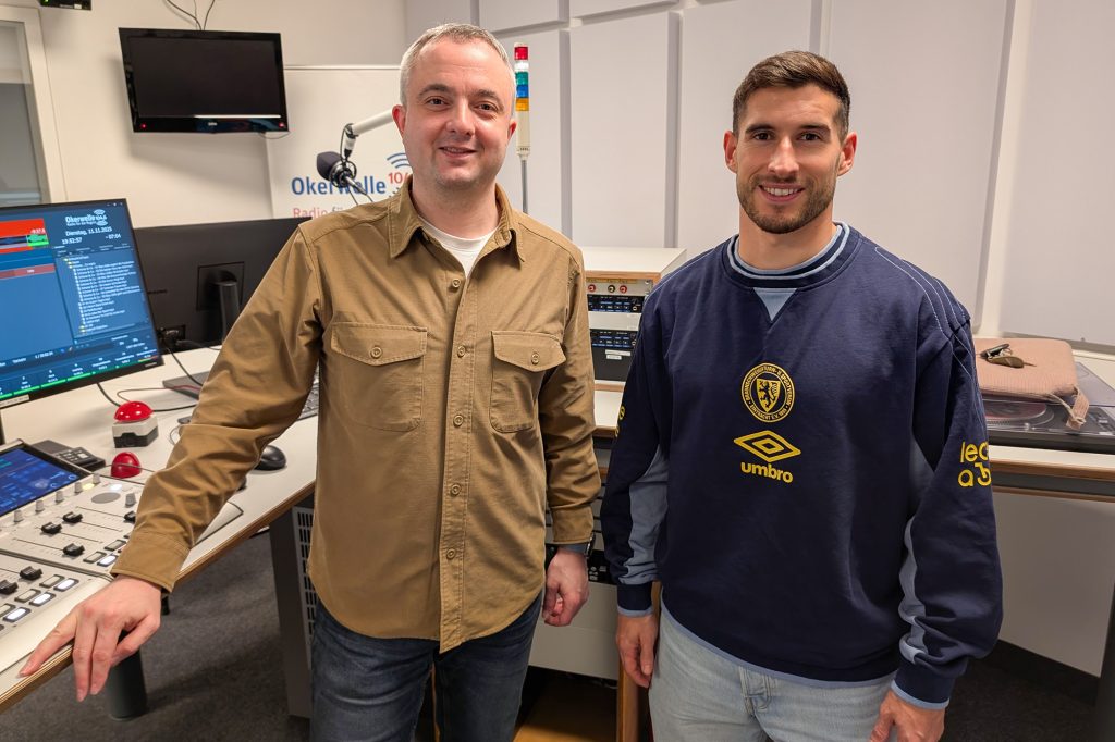 Markus Hörster mit Robin Heußer von Eintracht Braunschweig bei Eintracht InTeam 315 im Studio von Radio Okerwelle am 11. November 2025.