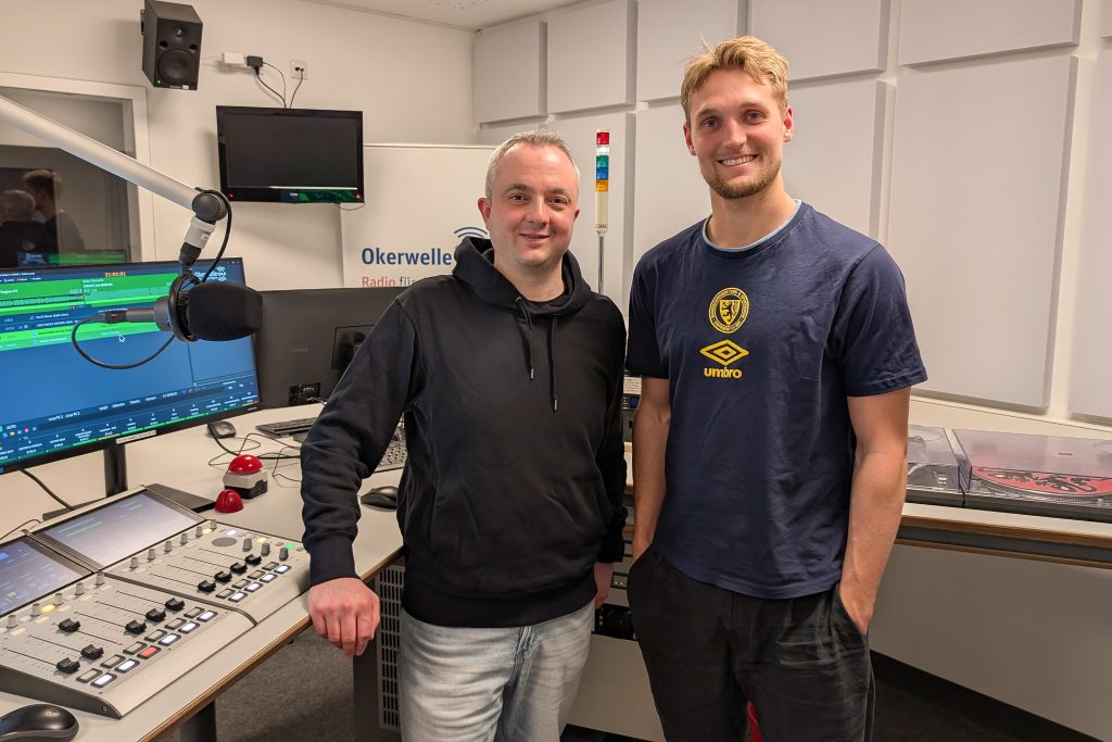 Moderator Markus Hörster mit Lukas Frenkert von Eintracht Braunschweig bei Eintracht InTeam 317 im Studio von Radio Okerwelle am 24. März 2026.