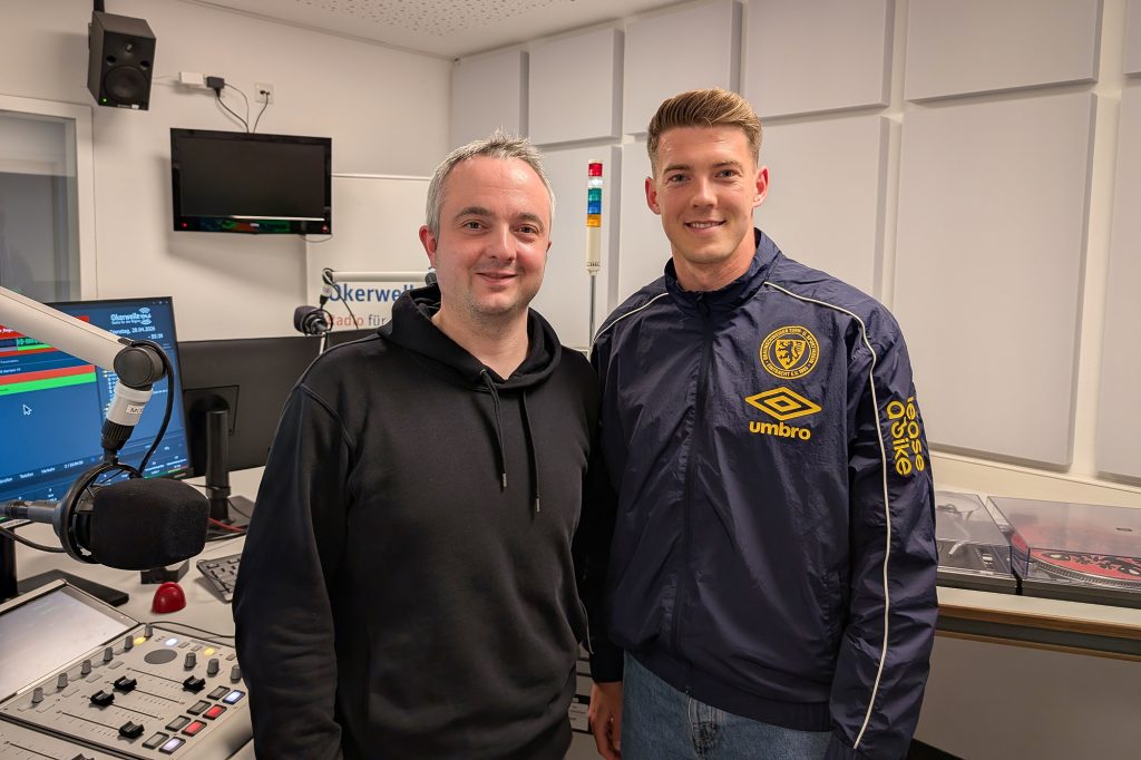 Moderator Markus Hörster mit Florian Flick von Eintracht Braunschweig bei Eintracht InTeam 318 im Studio von Radio Okerwelle am 28. April 2026.